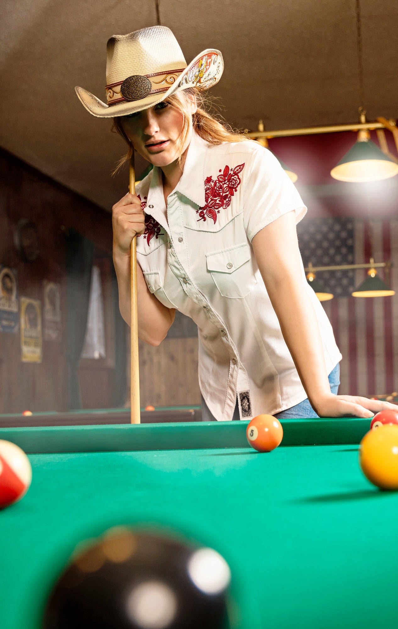 Aufwendig bestickte Kurzarm Westernbluse mit Westernpasse