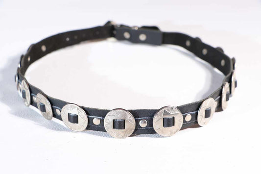Schwarzes Lederhutband mit Nieten und Conchos - Stilvolle Akzentuierung für Ihren Hut