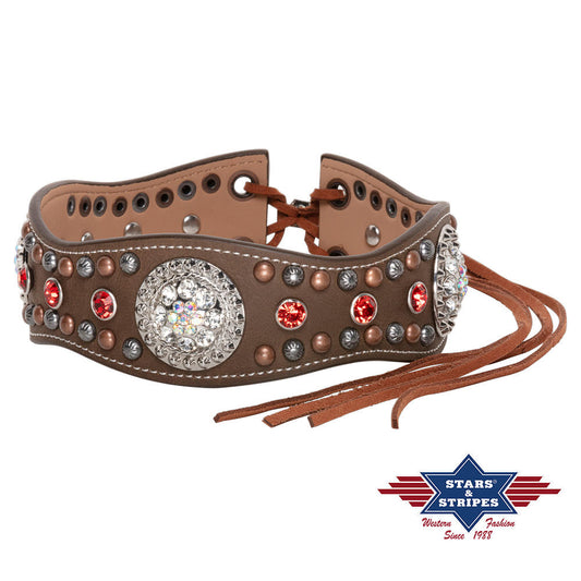 Dekoratives braunes Hutband mit Nieten und Conchos