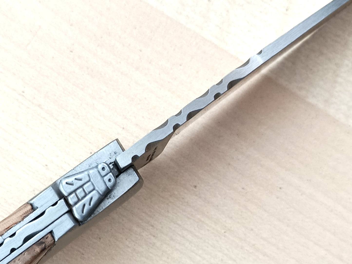 Bon Couteau Taschenmesser Zebraholz – Schlankes Laguiole-Style EDC mit verziertem Klingenrücken